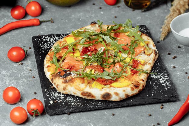 Deliziosa pizza con salmone e verdure. pizza italiana.