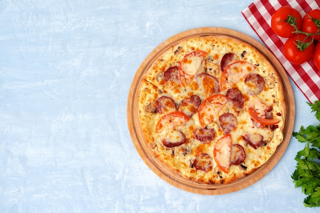 Deliziosa pizza con salsicce sul tavolo grigio vista dall'alto