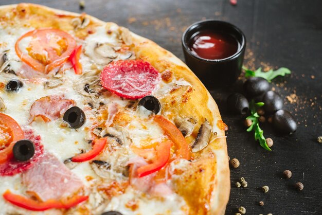 Deliziosa pizza di carne classica su sfondo nero