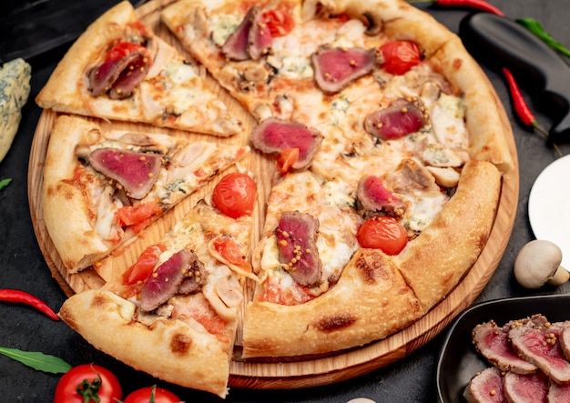 deliziosa pizza di carne su uno sfondo di pietra