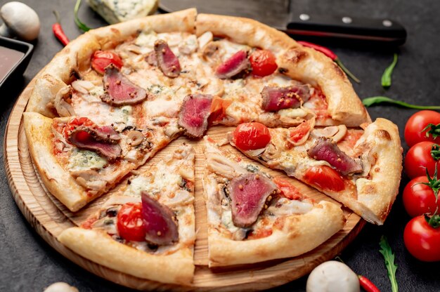 deliziosa pizza di carne su uno sfondo di pietra