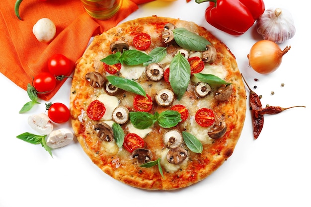 Deliziosa pizza e verdure fresche su sfondo bianco si chiuda