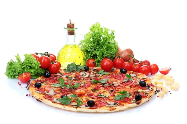 Deliziosa pizza e verdure isolate su bianco