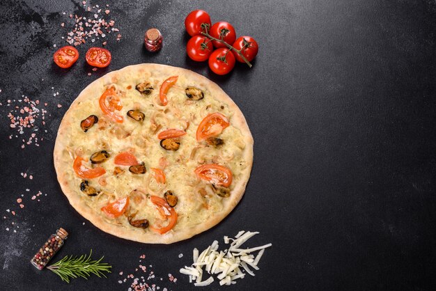 Deliziosa pizza fresca fatta in un forno a focolare con cozze di gamberi e altri frutti di mare