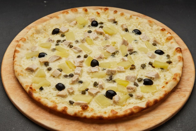 Deliziosa pizza italiana hawaiana con ananas e pollo