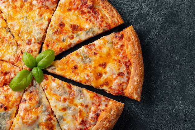 Deliziosa pizza italiana quattro formaggi con basilico.