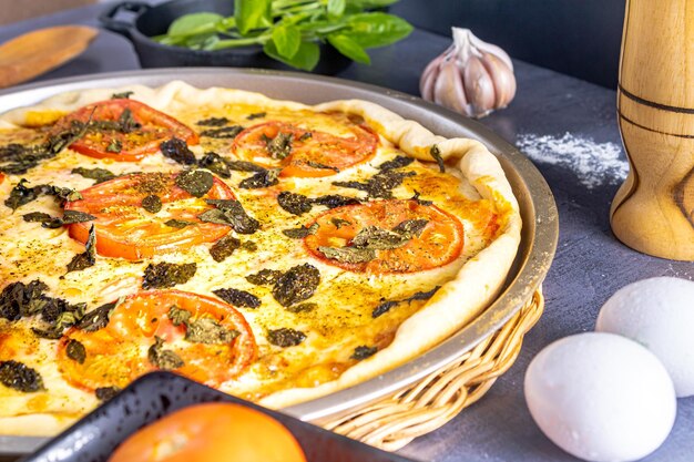 Deliziosa pizza margherita con basilico aglio pomodori uova su sfondo nero