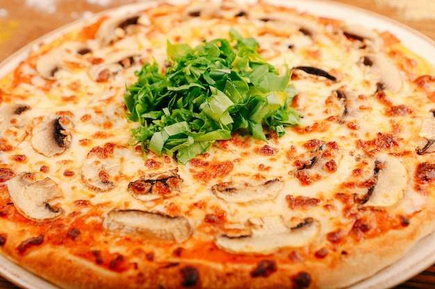 Deliziosa pizza mista Cibo italiano