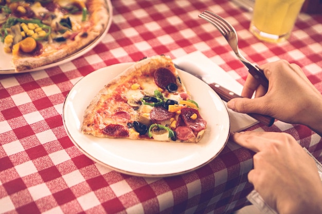 Deliziosa pizza mista Cibo italiano