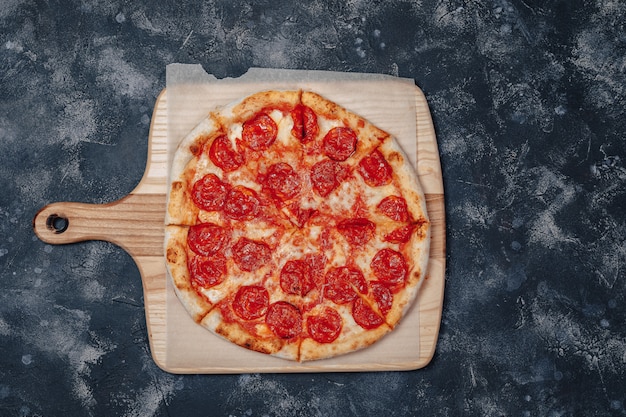 Deliziosa pizza napoletana a base di carne, pizzeria e cibo delizioso