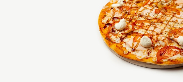 Deliziosa pizza Philadelphia servita su un piatto di legno, ingredienti