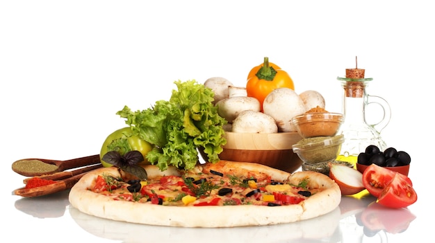 Deliziosa pizza, verdure, spezie e olio isolati su bianco