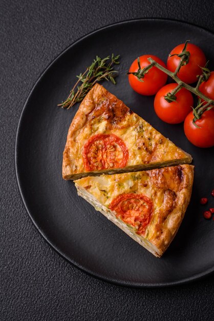 Deliziosa quiche con formaggio di pomodoro, pollo, spezie e erbe