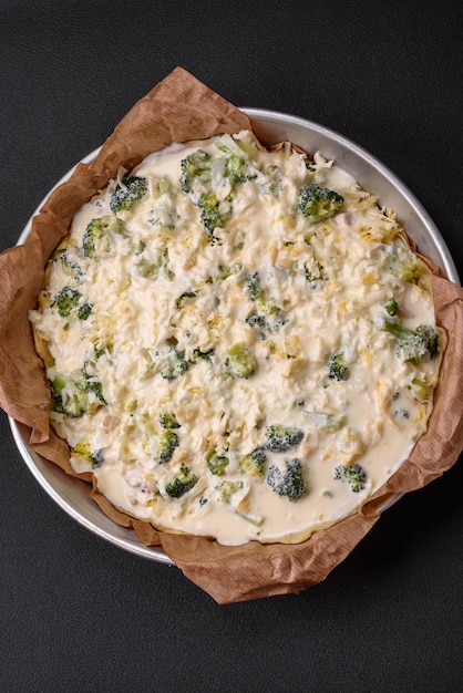 Deliziosa quiche con spezie ed erbe di pollo al formaggio di broccoli