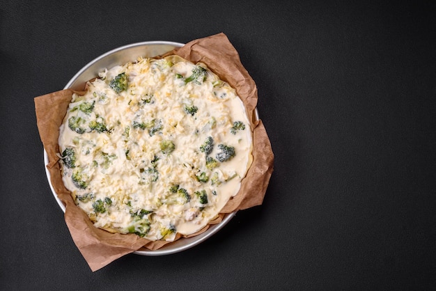 Deliziosa quiche con spezie ed erbe di pollo al formaggio di broccoli