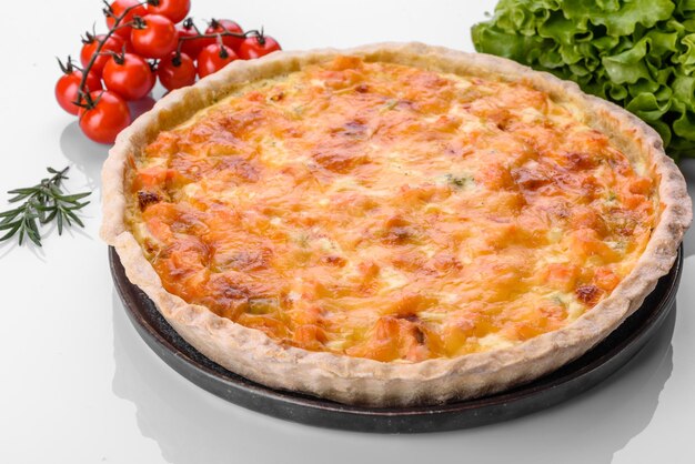 Deliziosa quiche fresca con broccoli, salmone e formaggio