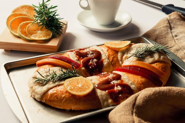 Deliziosa rosca de reyes tradizionale, cibo messicano su un tavolo bianco.