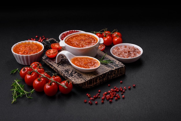 Deliziosa salsa di pomodoro piccante con pepe, aglio, sale, spezie ed erbe aromatiche