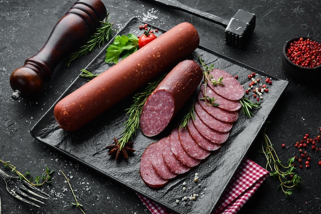 Deliziosa salsiccia con spezie e rosmarino Vista dall'alto Spazio libero per il testo