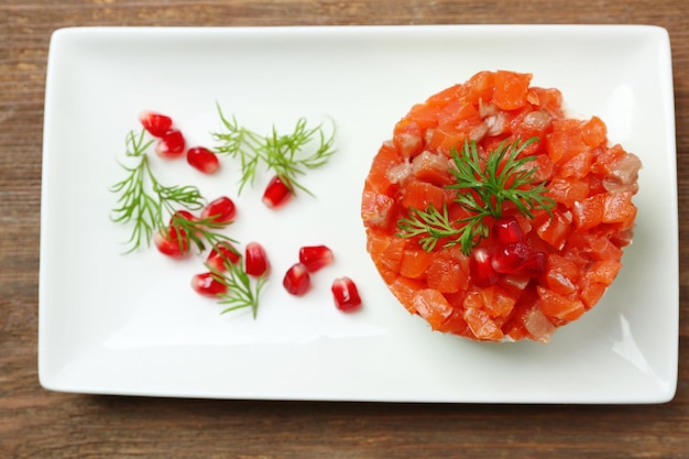 Deliziosa tartare di salmone sul piatto bianco