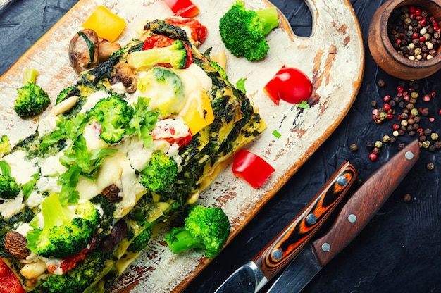 Deliziosa terrina di lasagne, broccoli, funghi e peperoni. Cibo festivo.