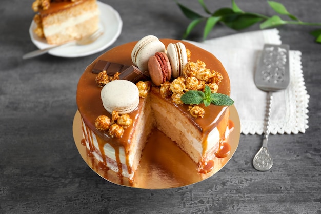 Deliziosa torta al caramello sulla tavola di legno