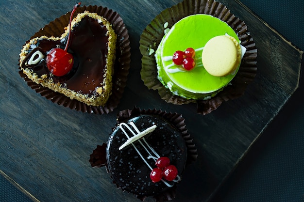 Deliziosa torta al cioccolato, biscotti e pistacchi