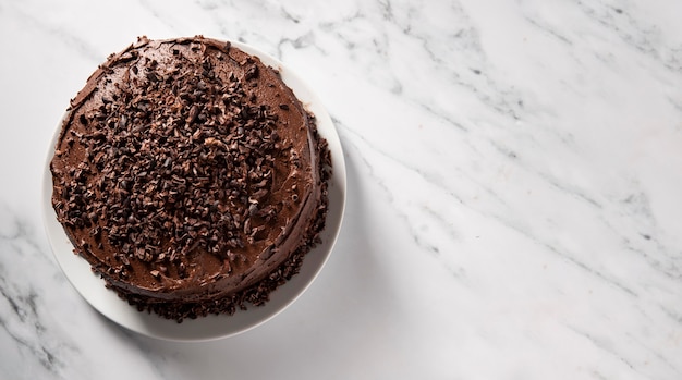 Deliziosa torta al cioccolato con copia spazio