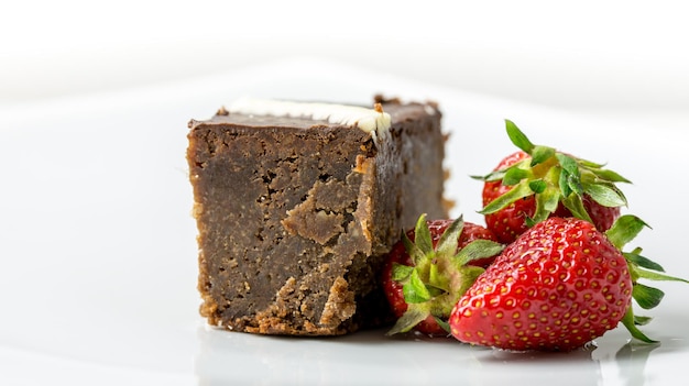 Deliziosa torta al cioccolato con fragole rosse fresche e succose.