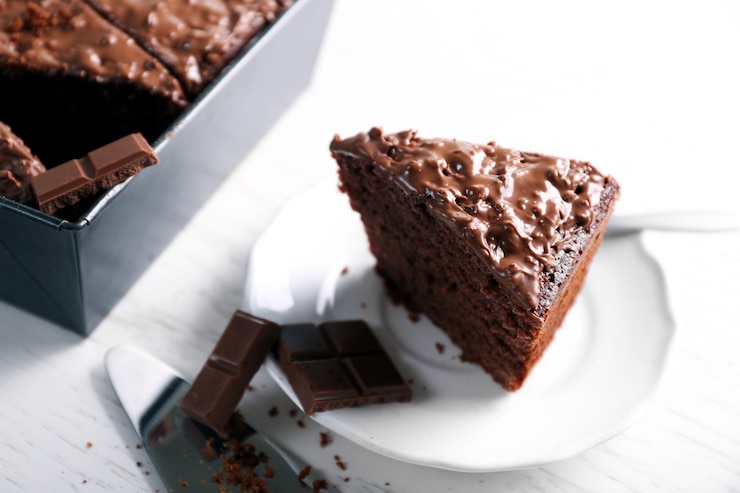 Foto deliziosa torta al cioccolato con panna di noci sul tavolo bianco da vicino