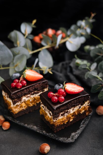 Deliziosa torta al cioccolato decorata con frutti di bosco freschi