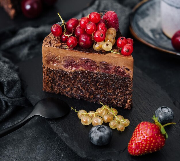 Deliziosa torta al cioccolato decorata con frutti di bosco freschi