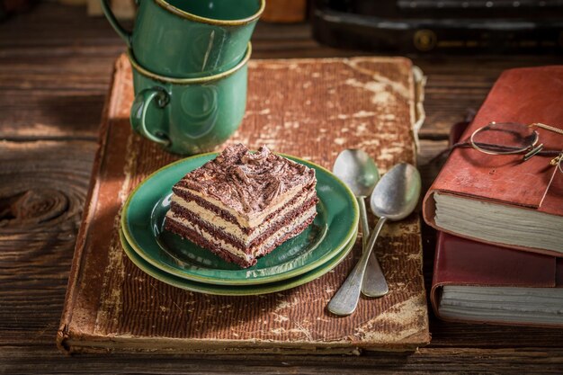 Deliziosa torta al cioccolato e caffè con libri