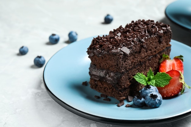 Deliziosa torta al cioccolato fresca con frutti di bosco sul primo piano della tavola