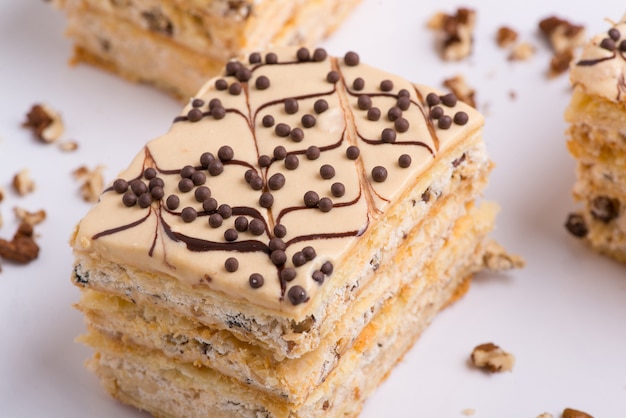 Deliziosa torta al cioccolato su un piatto bianco