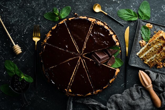 Deliziosa torta al cioccolato su una lastra di pietra nera Vista dall'alto Stile rustico