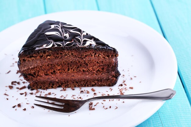 Deliziosa torta al cioccolato sul piatto sul primo piano del tavolo