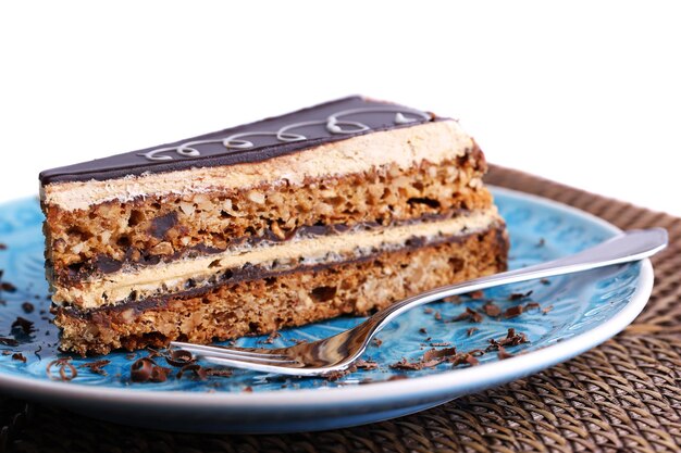 Deliziosa torta al cioccolato sul piatto sul primo piano del tavolo