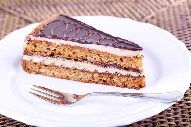 Deliziosa torta al cioccolato sul piatto sul primo piano del tavolo