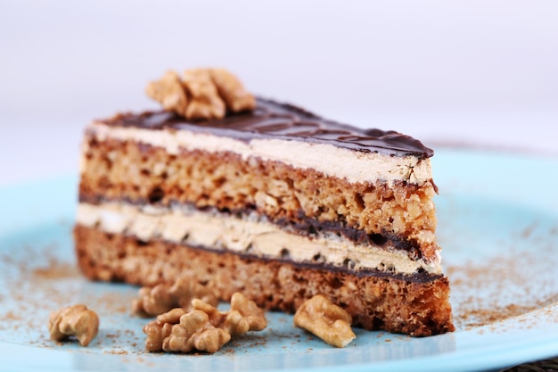 Deliziosa torta al cioccolato sul piatto sul primo piano del tavolo