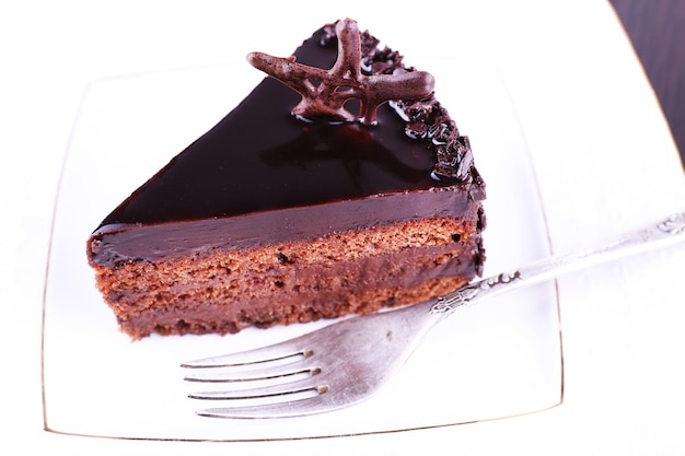 Deliziosa torta al cioccolato sul primo piano del piatto