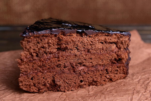 Deliziosa torta al cioccolato sul primo piano del tavolo