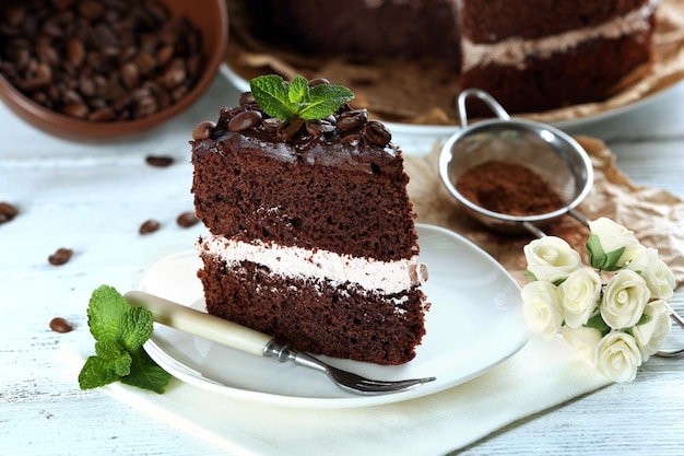 Deliziosa torta al cioccolato sul primo piano della tavola