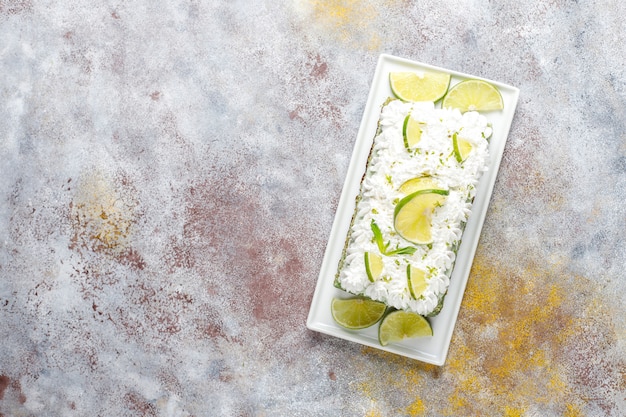 Deliziosa torta al lime con fette di lime e lime freschi.