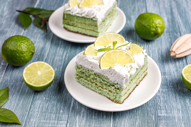 Deliziosa torta al lime con fette di lime e lime freschi.