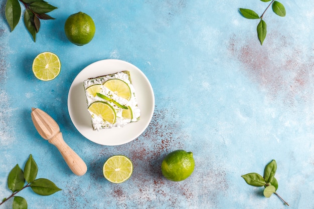 Deliziosa torta al lime con fette di lime e lime freschi.