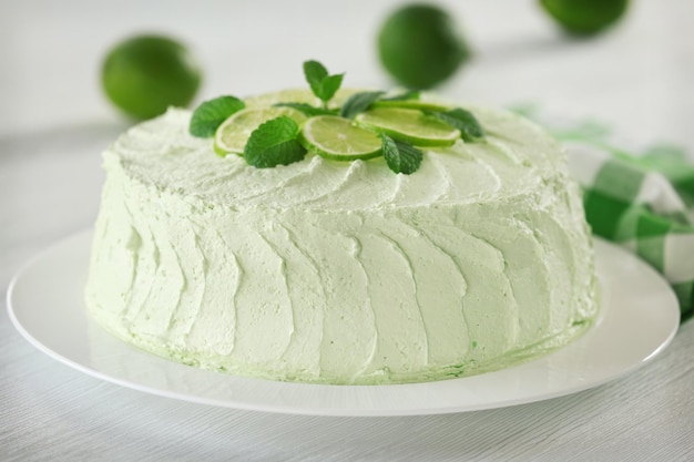 Deliziosa torta al lime cremosa su tavolo di legno in primo piano