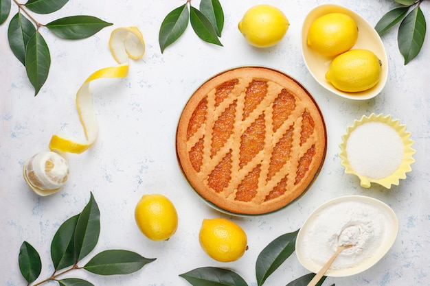 Deliziosa torta al limone con limoni freschi, vista dall'alto