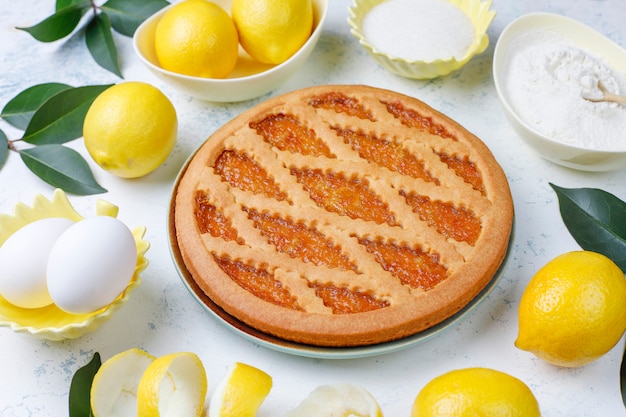 Deliziosa torta al limone con limoni freschi, vista dall'alto