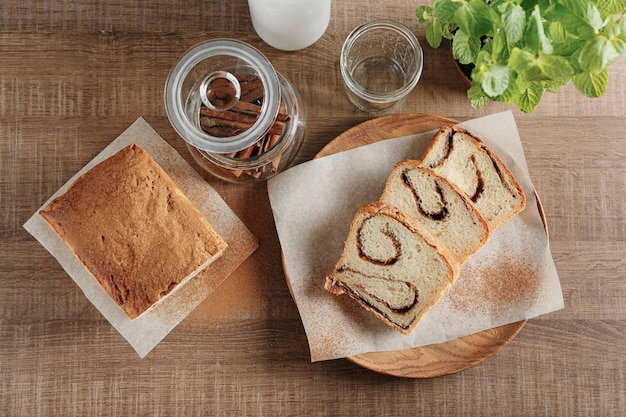 Deliziosa torta alla cannella sul tavolo